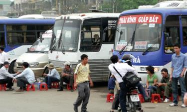 Sau khi giá xăng dầu tăng thêm 900 đồng/lít vào tối 20/4 vừa qua, nhiều chuyên gia cho biết, đầu tháng 6 tới, khi Quỹ Bảo trì có hiệu lực, giá cước vận tải khách chắc chắn sẽ tăng giá.