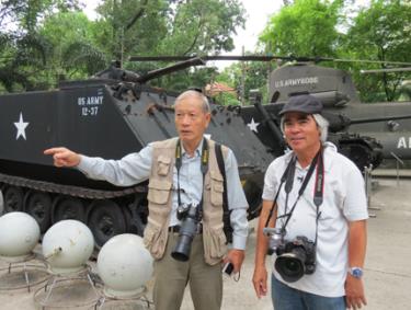 Nhiếp ảnh gia Đoàn Công Tính (trái) thăm Bảo tàng Chứng tích chiến tranh cùng cựu phóng viên chiến trường Nick Út tháng 4/2012.