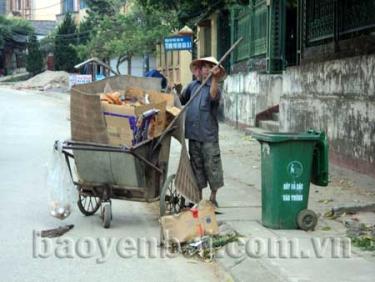 Mặc dù đã được thu gom nhưng rác thải ở thị trấn Trạm Tấu (Trạm Tấu) vẫn chưa được xử lý triệt để.
