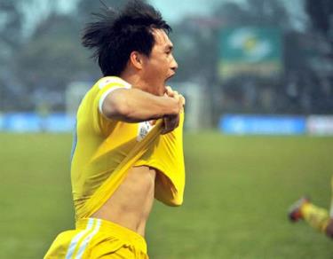 Công Vinh liên tiếp ghi bàn khi trở lại khoác áo SLNA.