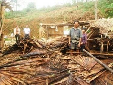 Mưa đá gây thiệt hại lớn về nhà cửa của người dân. (