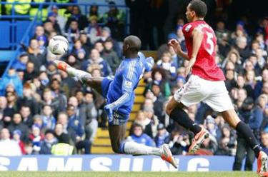 Hậu vệ Rio Ferdinand (số 5, Man.United) bất lực nhìn tiền đạo Demba Ba tung cú dứt điểm hiểm hóc tung lưới thủ môn De Gea. 
