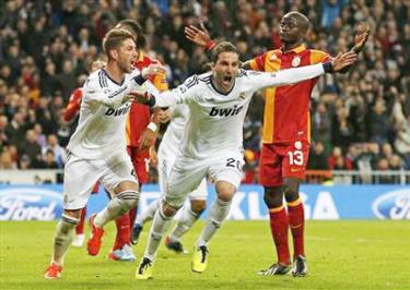 Niềm vui của tiền đạo Gonzalo Higuain (số 20) sau khi đánh đầu ghi bàn ấn định chiến thắng 3 - 0 cho Real Madrid.
