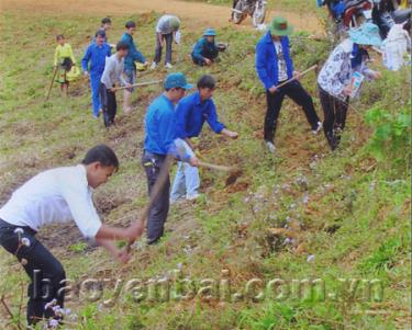 Các đội thanh niên tình nguyện Trạm Tấu đã giúp người dân thôn Pá Hu trồng được 18,4 ha ngô, vượt 3,4 ha so với kế hoạch.