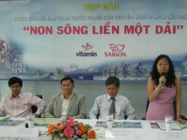 Ban tổ chức và nhà tài trợ giới thiệu về cuộc đua.