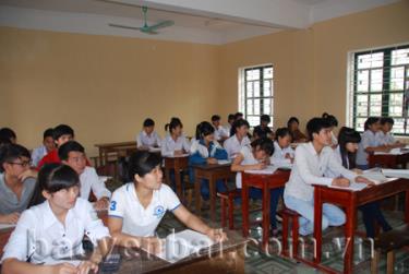 Giờ ôn tập môn Hóa học của học sinh nhà trường.