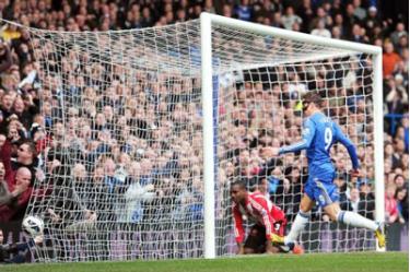 Tiền đạo Fernando Torres (số 9, Chelsea) áp sát cầu môn Sunderland trong tình huống hậu vệ Kilgallon phản lưới nhà.
