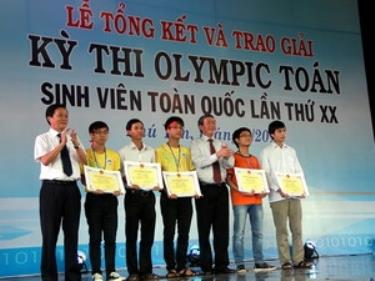 Đồng chí Đinh Thế Huynh trao giải cho 5 sinh viên đoạt giải xuất sắc kỳ thi Olympic Toán sinh viên toàn quốc lần thứ XX.