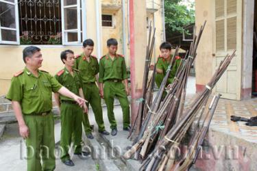 Công an huyện Lục Yên kiểm tra súng săn tự chế thu giữ.
