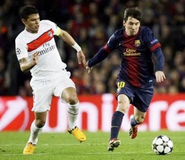 Chưa bình phục chấn thương nhưng Lionel Messi buộc phải vào sân sau khi đội nhà bị dẫn bàn. Trong ảnh: Messi tăng tốc trước Thiago Silva của Paris Saint Germain.