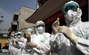 Các nhân viên y tế tham gia diễn tập chống cúm H7N9 tại tỉnh An Huy, Trung Quốc hôm 9-4.