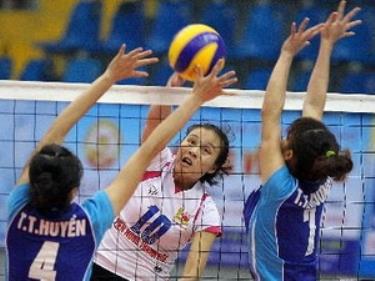 Pha tấn công của vận động viên đội Tiến nông Thanh Hóa, trong trận gặp Nữ Quảng Ninh.