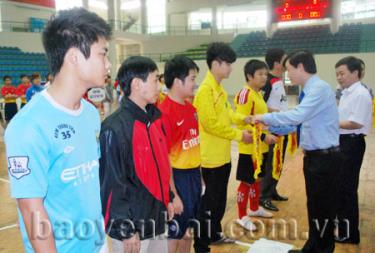 Các đồng chí lãnh đạo trao cờ lưu niệm cho các đội bóng.