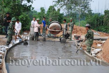 Làm đường giao thông nông thôn Ngòi Ngù, xã Bảo Ái, huyện Yên Bình.