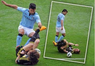 Aguero thoát án sau pha vào bóng nguy hiểm.