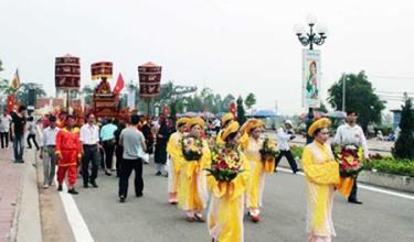 Đoàn rước tượng đức thánh Trần Hưng Đạo trong Lễ hội Bạch Đằng.