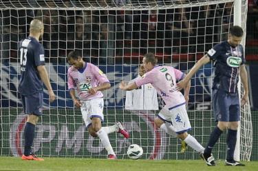 PSG (áo xanh) bị loại bởi đối thủ yếu hơn rất nhiều là Evian.