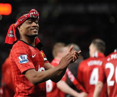 Evra là đội trưởng của MU ở trận đấu quyết định này, anh cũng khá phấn khích khi MU vô địch
