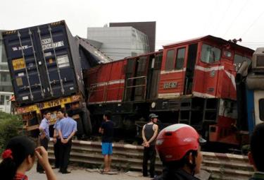 Đầu đoàn tàu găm thẳng và đẩy chiếc container đi hơn 50m.