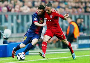 Tiền đạo Messi (trái) cố gắng đi bóng trước Ribery.