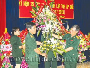 Đại tá Nguyễn Văn Khải - Phó bí thư Thường trực Đảng ủy, Chính ủy Bộ CHQS tỉnh tặng hoa chúc mừng lãnh đạo nhà trường.
