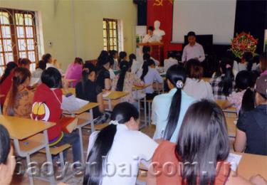 Cán bộ Trung tâm tư vấn cho lao động trước khi đi làm việc.