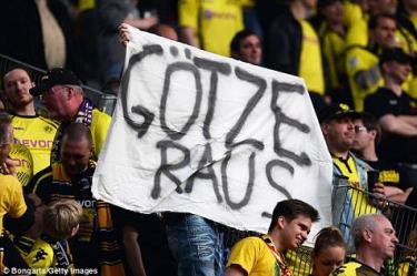 Biểu ngữ phản đối Gotze trên khán đài.