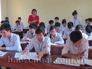 Cô và trò trường THPT Hoàng Quốc Việt đang tăng tốc ôn thi 

