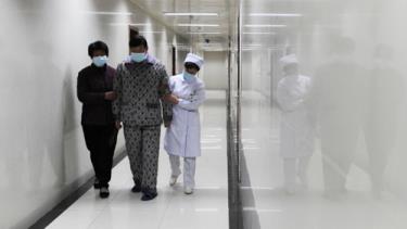 Một bệnh nhân cúm H7N9 đi trong hành lang bệnh viên tỉnh An Huy, Trung Quốc.