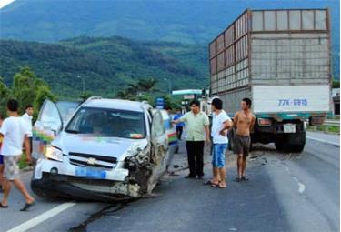 Người tham gia giao thông cần đề phòng tránh những tai nạn đáng tiếc. Ảnh minh họa.