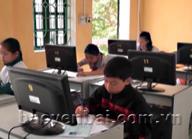 Các em học sinh tham gia cuộc thi giải Toán trên mạng internet.