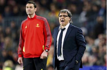 HLV Gerardo Martino (phải) sẽ rất đau đầu với việc Barcelona bị cấm tham gia chuyển nhượng một năm.