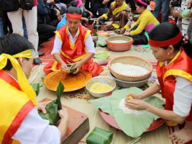 Thi gói bánh chưng trong Lễ hội Đền Hùng 2013.