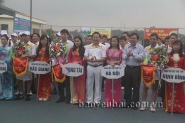 Ban Tổ chức trao cờ lưu niệm cho các VĐV tham gia thi đấu giải.

