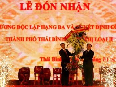 Phó Thủ tướng Hoàng Trung Hải tặng hoa chúc mừng Đảng bộ và nhân dân Thành phố Thái Bình.