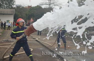 Cảnh sát PCCC công an tỉnh diễn tập phương án chữa cháy.