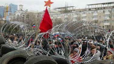 Người biểu tình bao vây tòa nhà trung tâm Donetsk.