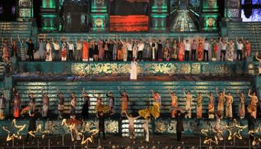 18 nhà thiết kế và hơn 100 người mẫu cùng vẫy chào khán giả trong đêm Lễ hội Áo dài Festival Huế 2014.
