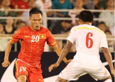 Quang Hùng (trái) là tài năng đầy hứa hẹn của bóng đá Việt Nam