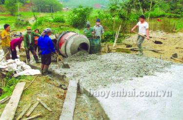 Bà con người Dao thôn 7 góp công bê tông hóa đường liên thôn.