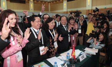 Phái đoàn Việt Nam mừng thắng lợi trong cuộc đua giành quyền đăng cai.