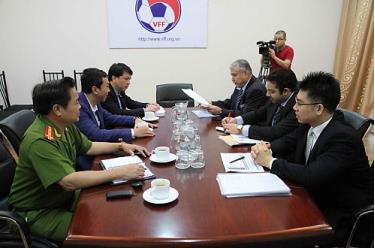 Phái đoàn đại diện FIFA và AFC (phải) tiếp nhận thông tin từ cơ quan điều tra Việt Nam.