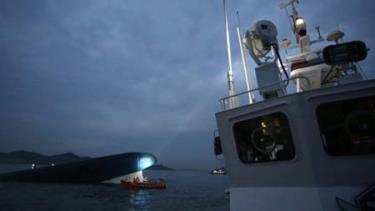 Đội cứu hộ gần phà Sewol bị đắm Đội cứu hộ gần phà Sewol bị đắm