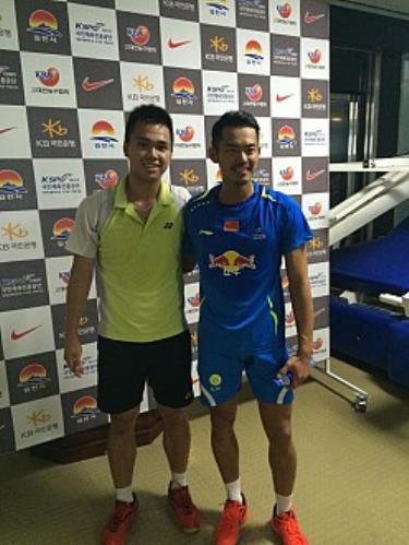 Cao Cường (trái) chụp ảnh lưu niệm cùng Lin Dan.