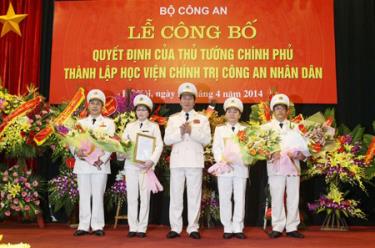 Bộ trưởng Bộ Công an Trần Đại Quang trao Quyết định bổ nhiệm Ban Giám đốc Học viện Chính trị Công an nhân dân.