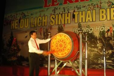 Ông Mai Văn Ninh – Bí Thư Tỉnh ủy Thanh Hóa đánh trống khai trương mùa du lịch Hải Tiến 2014.