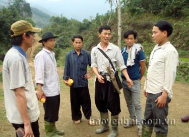 Tổ trưởng bảo vệ rừng Vừ A Sang (thứ ba, phải sang) đã có mong muốn dời nhà ra khu ngoài cho có điện và đi lại dễ dàng nhưng chưa tìm được đất ở.