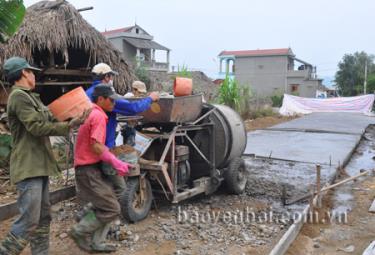 Người dân Đại Phác trực tiếp tham gia thi công các tuyến đường liên thôn.