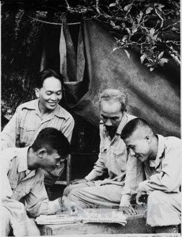 Chủ tịch Hồ Chí Minh, Đại tướng Võ Nguyên Giáp cùng các cộng sự bàn kế hoạch tác chiến tại Chiến dịch Điện Biên Phủ.  (Ảnh tư liệu)