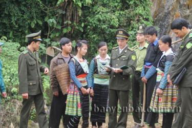 Cán bộ kiểm lâm huyện Văn Chấn tuyên truyền công tác bảo vệ rừng và phòng, chống cháy rừng với đồng bào Mông xã Suối Bu.